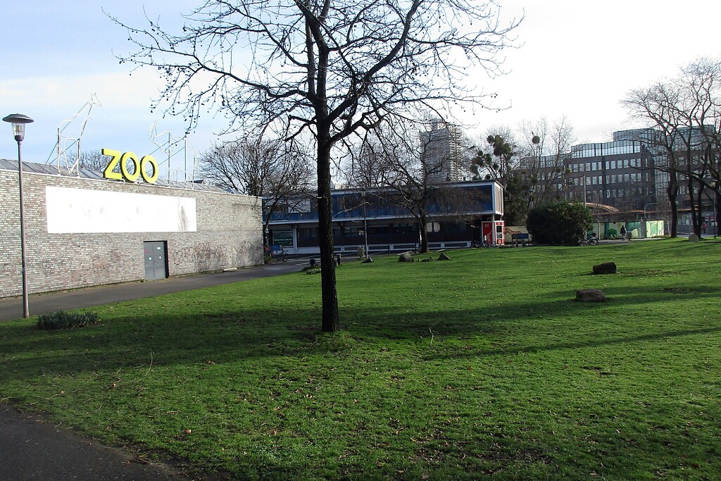 Blick über den Lennéplatz am Zoologischen Garten in in Köln-Riehl (2020).