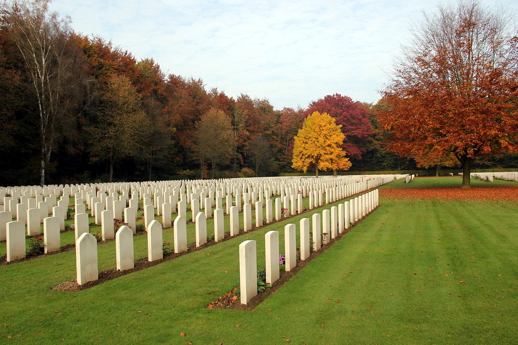 Grabsteinreihen auf dem Ehrenfriedhof im Reichswald bei Kleve (2012)