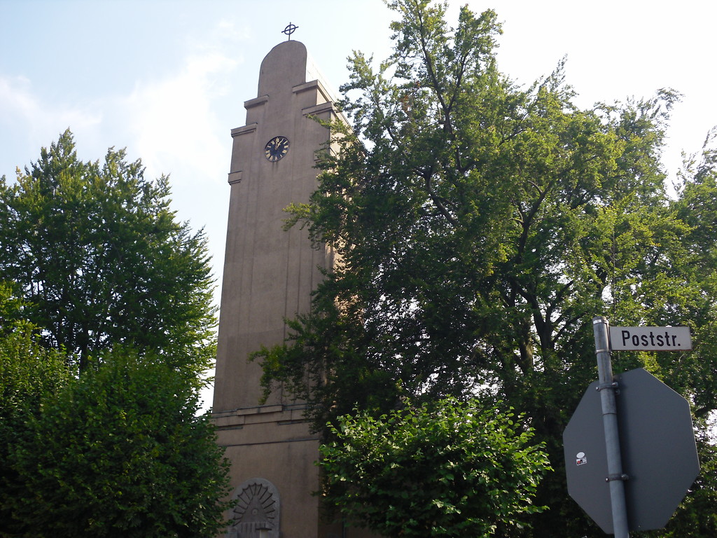 Der markante Turm der Lukaskirche in Köln-Porz an der Ecke Poststraße/Mühlenstraße (2013).