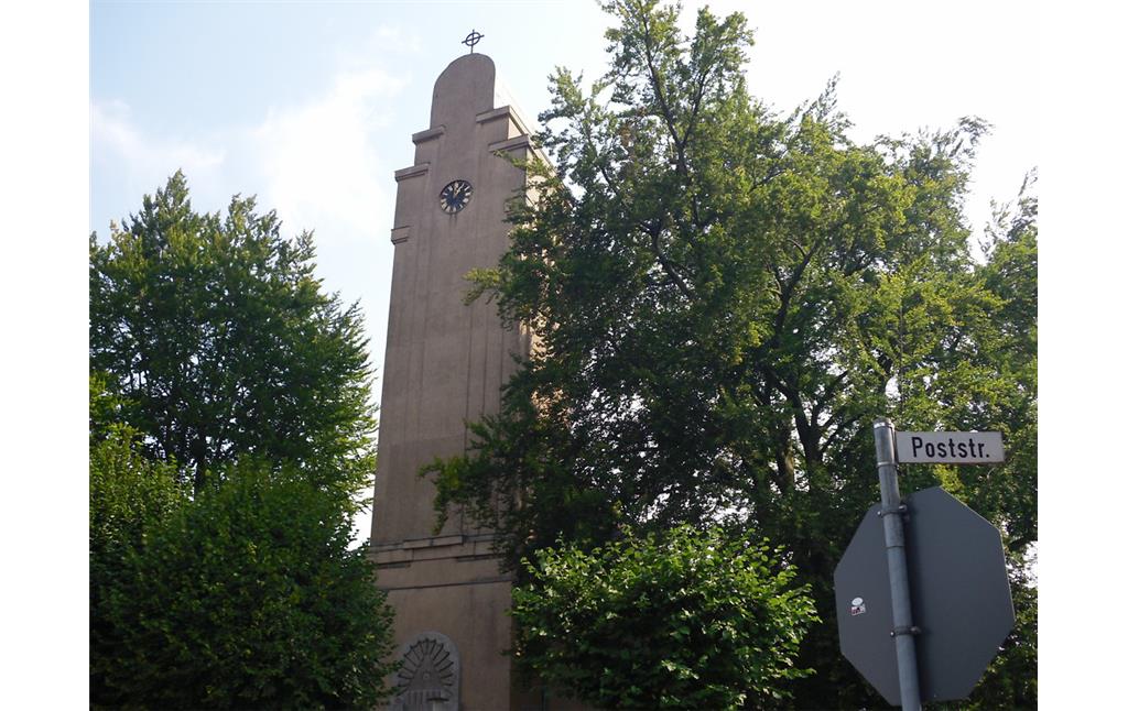 Der markante Turm der Lukaskirche in Köln-Porz an der Ecke Poststraße/Mühlenstraße (2013).