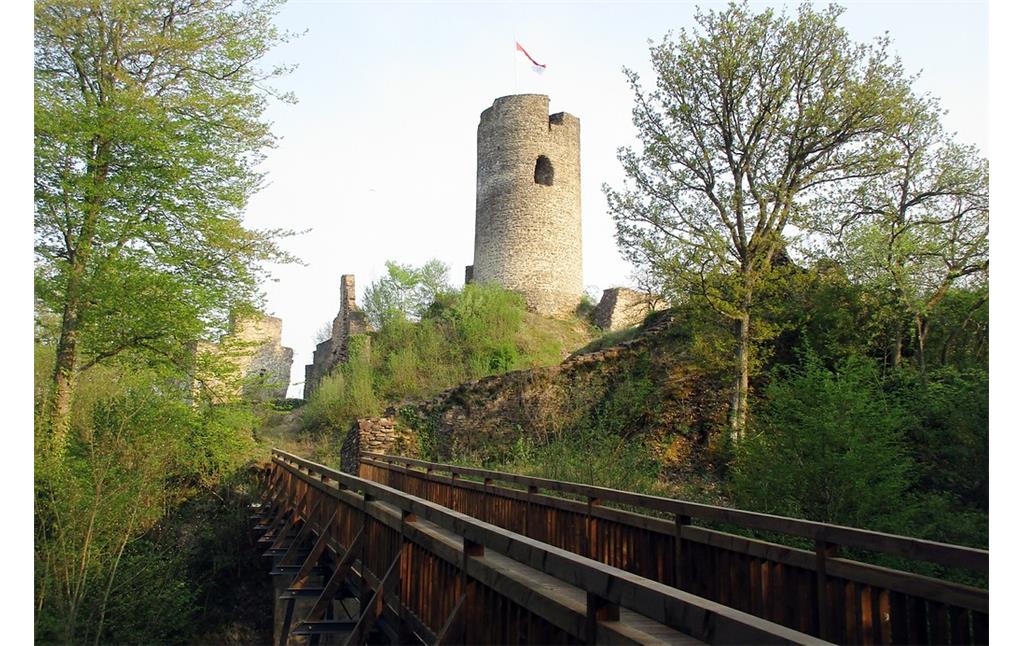 Ruine der Winneburg bei Cochem, davor die im Frühjahr 2018 erneuerte nordwestliche Zufahrts-Holzbrücke (2018)