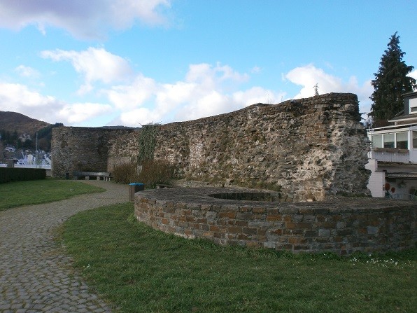 Teil des Römerkastells in Boppard (2014). Zu sehen sind zum Teil rekonstruierte Mauern der Befestigungsanlage.