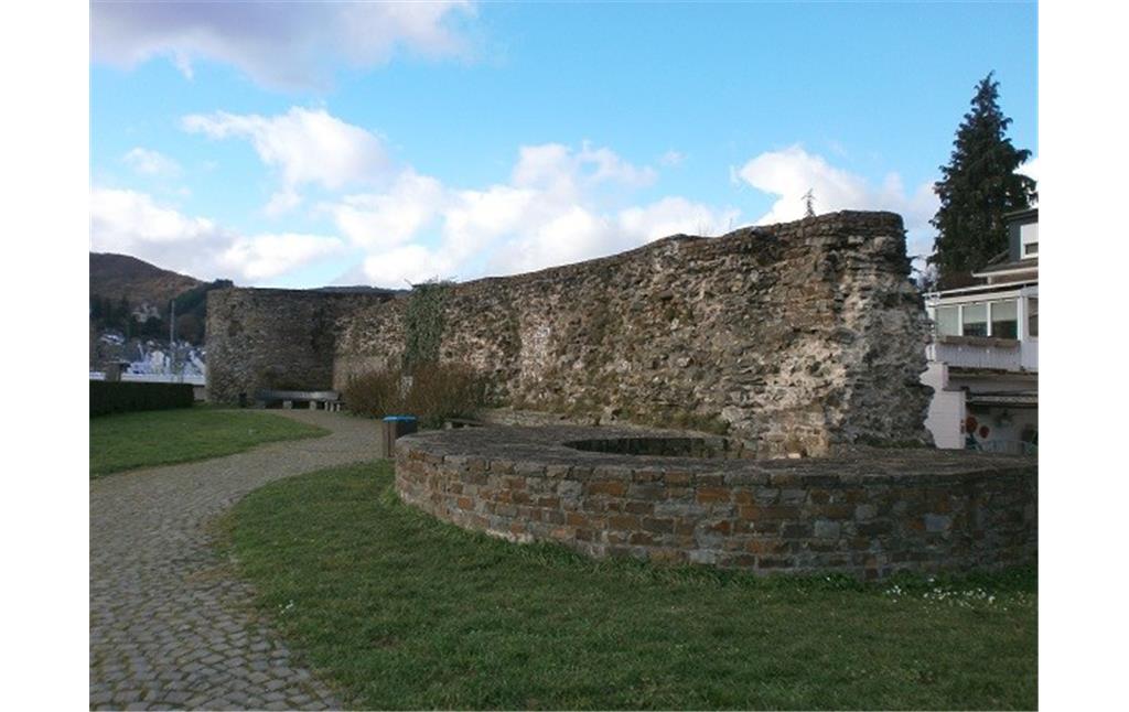 Teil des Römerkastells in Boppard (2014). Zu sehen sind zum Teil rekonstruierte Mauern der Befestigungsanlage.