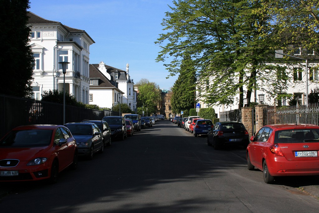 Kaiser-Friedrich-Straße im Bonner Regierungsviertel, Blick in Richtung Westen zur Adenauerallee hin (2015).