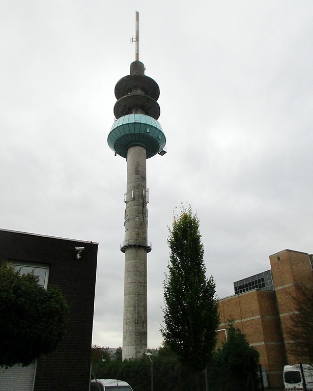 Der 115 Meter hohe Fernmeldeturm Pollonius in Köln-Poll (2017).