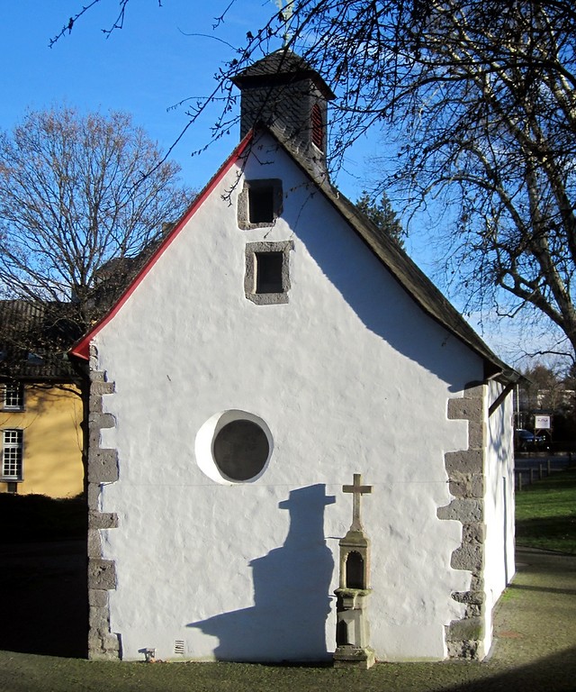 Die Nikolauskapelle (ehemalige Markuskapelle) in Königswinter-Heisterbacherrott in westlicher Ansicht (2014)
