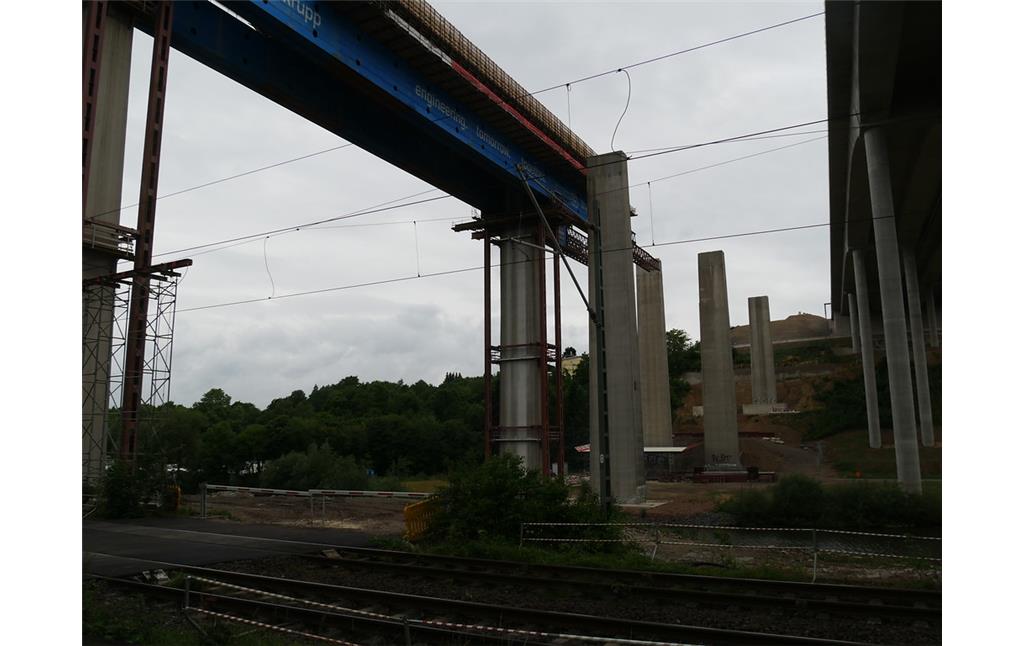 Abbau der alten Lahntalbrücke, rechts ist die neue Brücke zu sehen (2017)
