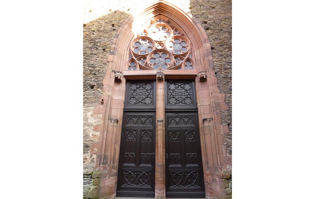 Ein Portal der Liebfrauenkirche in Oberwesel mit einer dekorativen Fensterrose im Sturz (2016).