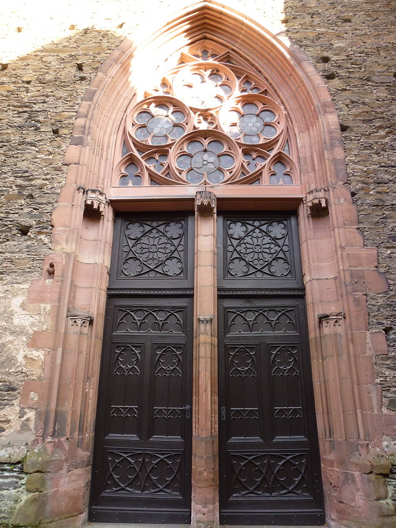 Ein Portal der Liebfrauenkirche in Oberwesel mit einer dekorativen Fensterrose im Sturz (2016).