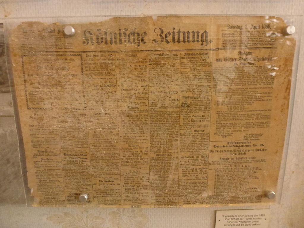 Kulturhaus in Oberwesel (2016): Bei der Sanierung des Blauen Salons ist eine Tageszeitung vom 3. April 1869 zur Unterwandverkleidung entdeckt worden, auf der die Tapete aufgebracht wurde.