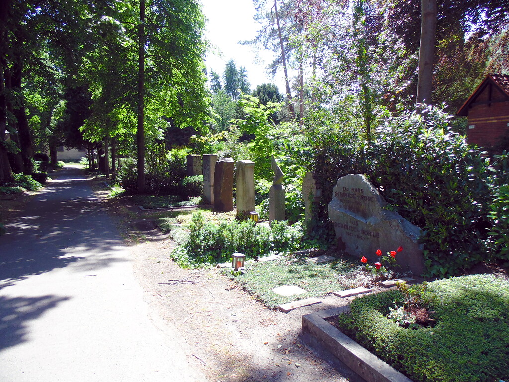 Das Grab der Kölner Mundartautorin Lis Böhle und ihres Gatten Hans Schmitt-Rost rechts im Vordergrund auf dem Melatenfriedhof in Köln-Lindenthal (2020).