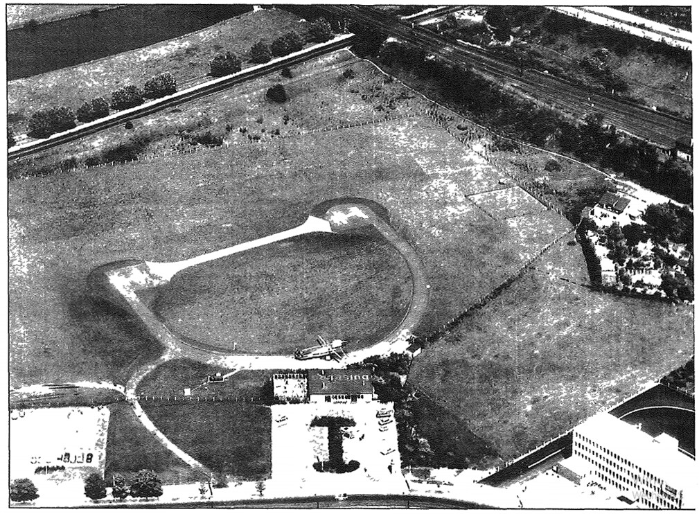Luftaufnahme vom Hubschrauber-Flugplatz am Ruhrdeich in Duisburg-Duissern (zwischen 1955 und 1966), dem zum Zeitpunkt der Aufnahme noch aktiven Sabena-Heliport vor dem dortigen Bau der Bundesautobahn A 40.