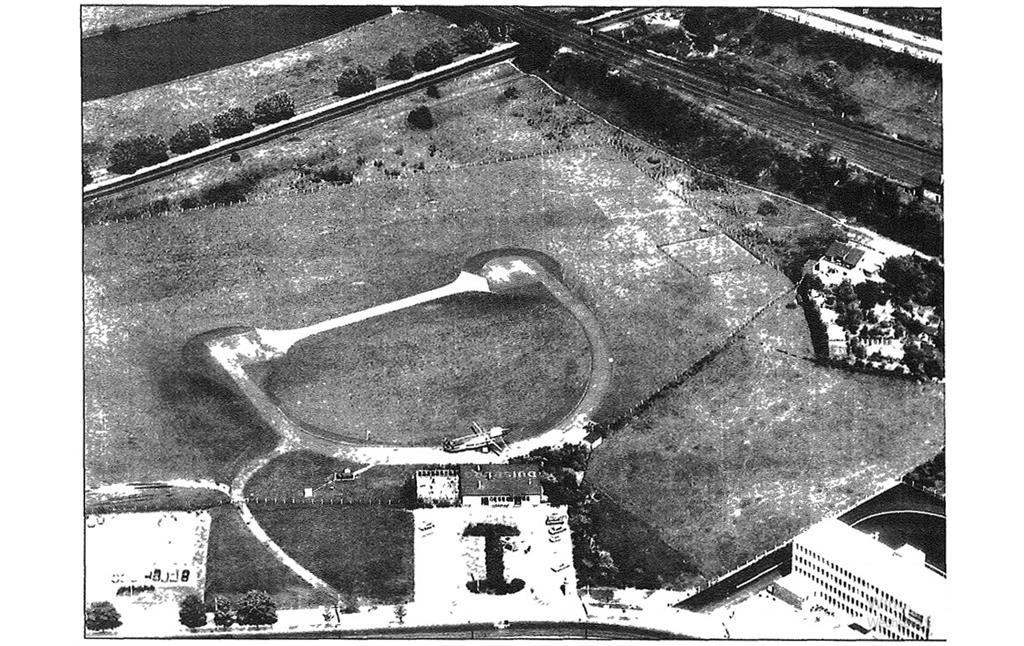 Luftaufnahme vom Hubschrauber-Flugplatz am Ruhrdeich in Duisburg-Duissern (zwischen 1955 und 1966), dem zum Zeitpunkt der Aufnahme noch aktiven Sabena-Heliport vor dem dortigen Bau der Bundesautobahn A 40.