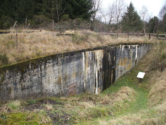 Reste einer Flakstellung und eines darunter liegenden Wasserbunkers in Dahlem-Schmidtheim (2020).