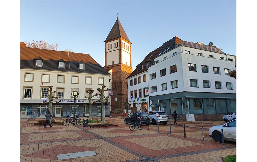 Ansicht des Marktplatzes in Jülich mit Kirchturm der Propsteikirche St. Mariä Himmelfahrt im Hintergrund (2019).