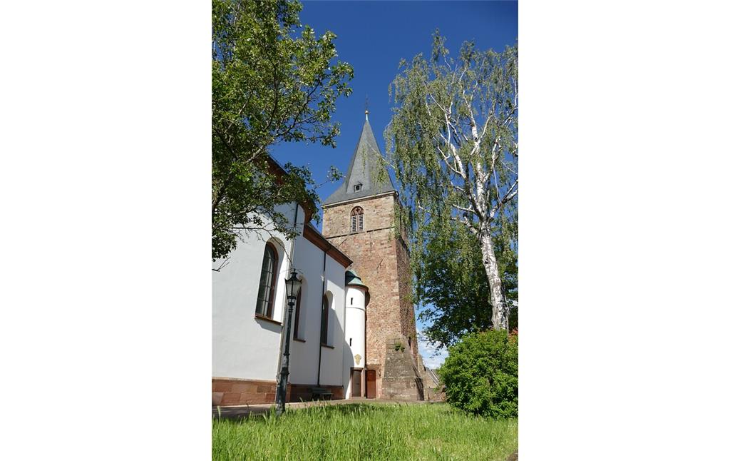 Der Chorturm schließt an den barocken Bauteil der katholischen Pfarrkirche Kreuzerhöhung in Kirrweiler (Pfalz) an (2021)