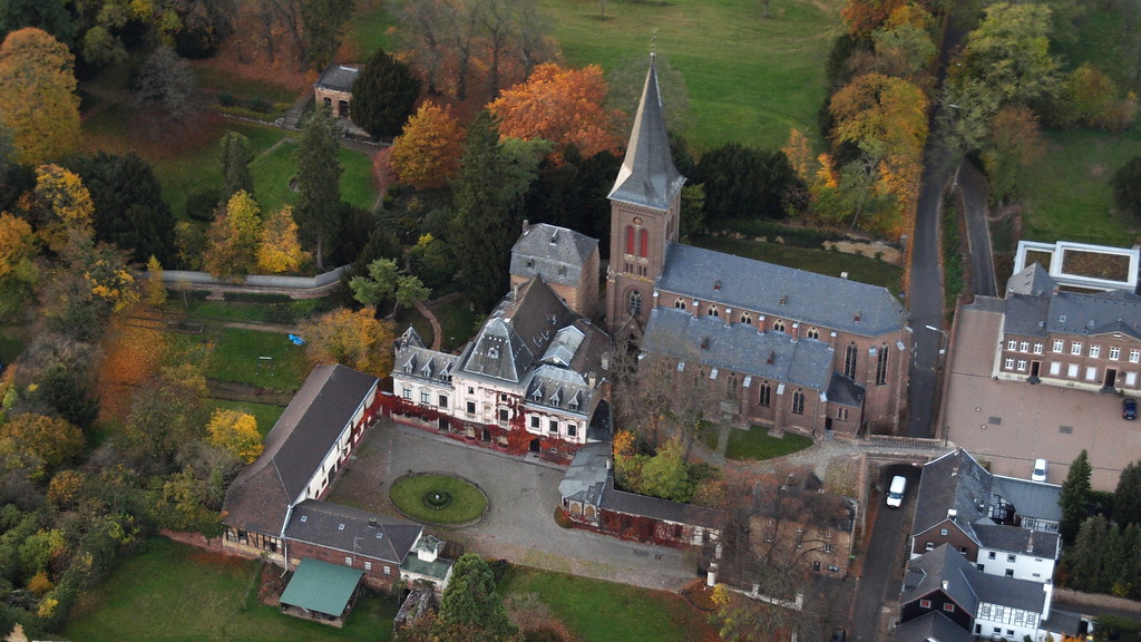 Luftaufnahme von Kirche und Burg / Schloss in Mechernich-Kommern (2015).