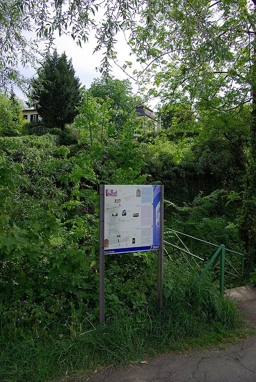 Informationstafel zum Bereich des 'Tempels am Herrenbrünnchen' im heutigen Stadtteil Trier-Heiligkreuz (2011)