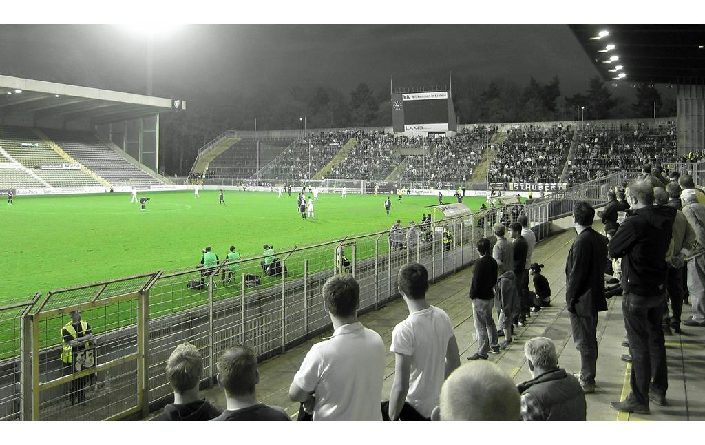 Grotenburg-Stadion bei einem Flutlicht-Fußballspiel (2013)