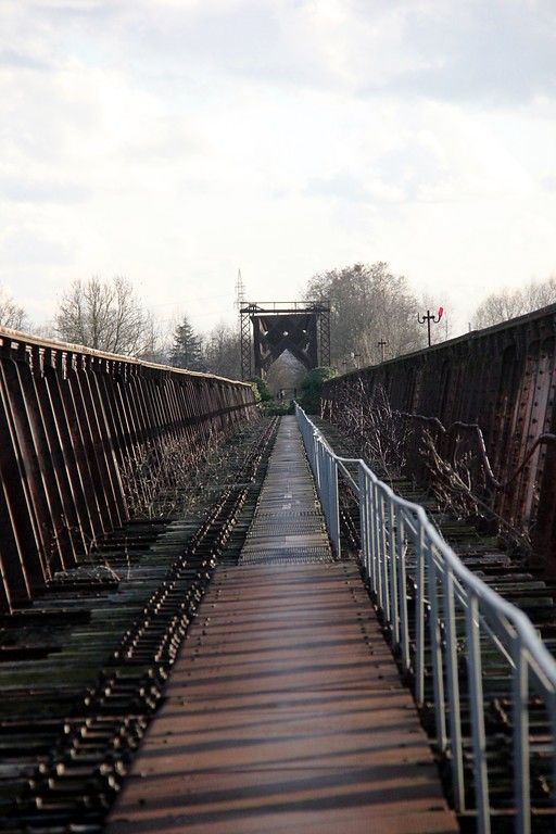 Der eingleisige Brückenkörper der Hochwasserbrücke mit dem Übergang zur Altrheinbrücke der Griethausener Eisenbahnbrücke (2016)
