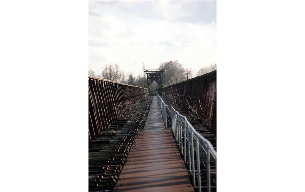 Der eingleisige Brückenkörper der Hochwasserbrücke mit dem Übergang zur Altrheinbrücke der Griethausener Eisenbahnbrücke (2016)