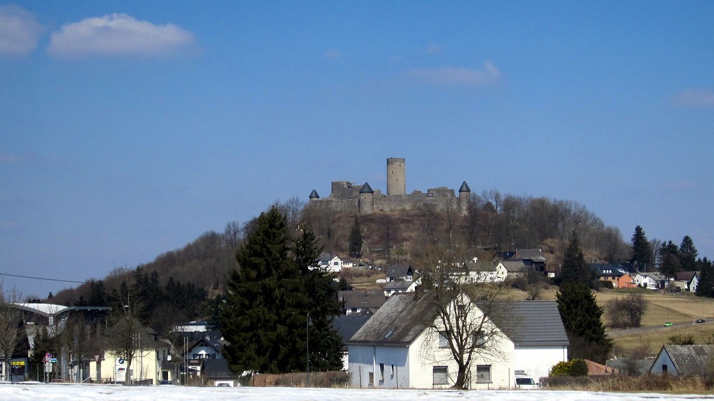 Teilansicht des Ortes Nürburg in der Eifel und die erstmals 1166 urkundlich als "Noureberg / Mons Nore" erwähnte namensgebende Burg der Herren von Nürburg und Are (2013).