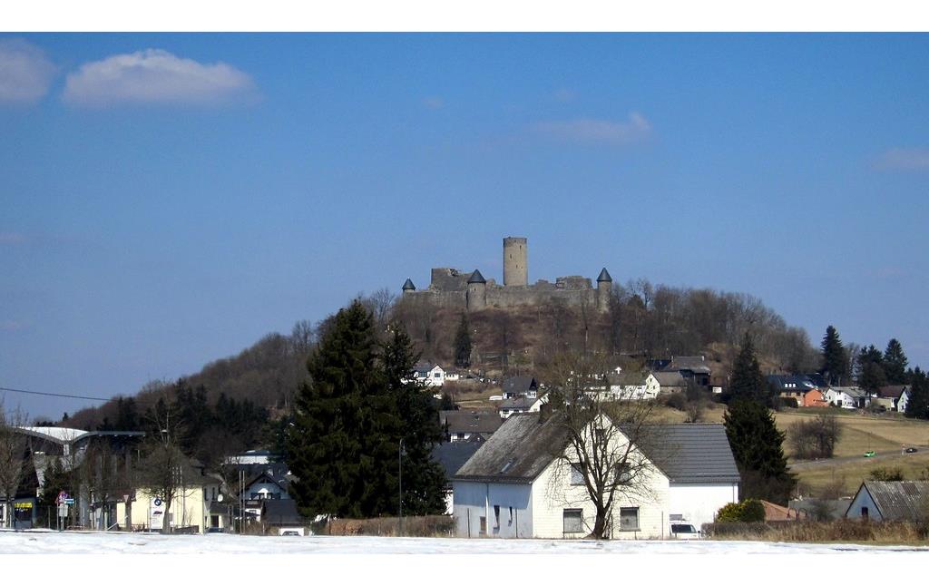 Teilansicht des Ortes Nürburg in der Eifel und die erstmals 1166 urkundlich als "Noureberg / Mons Nore" erwähnte namensgebende Burg der Herren von Nürburg und Are (2013).