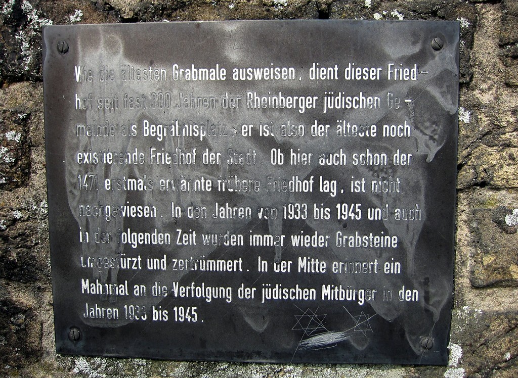 Die allmählich verwitternde Informationstafel an der Eingangspforte zum Jüdischen Friedhof Moerser Straße in Winterswick (2014)