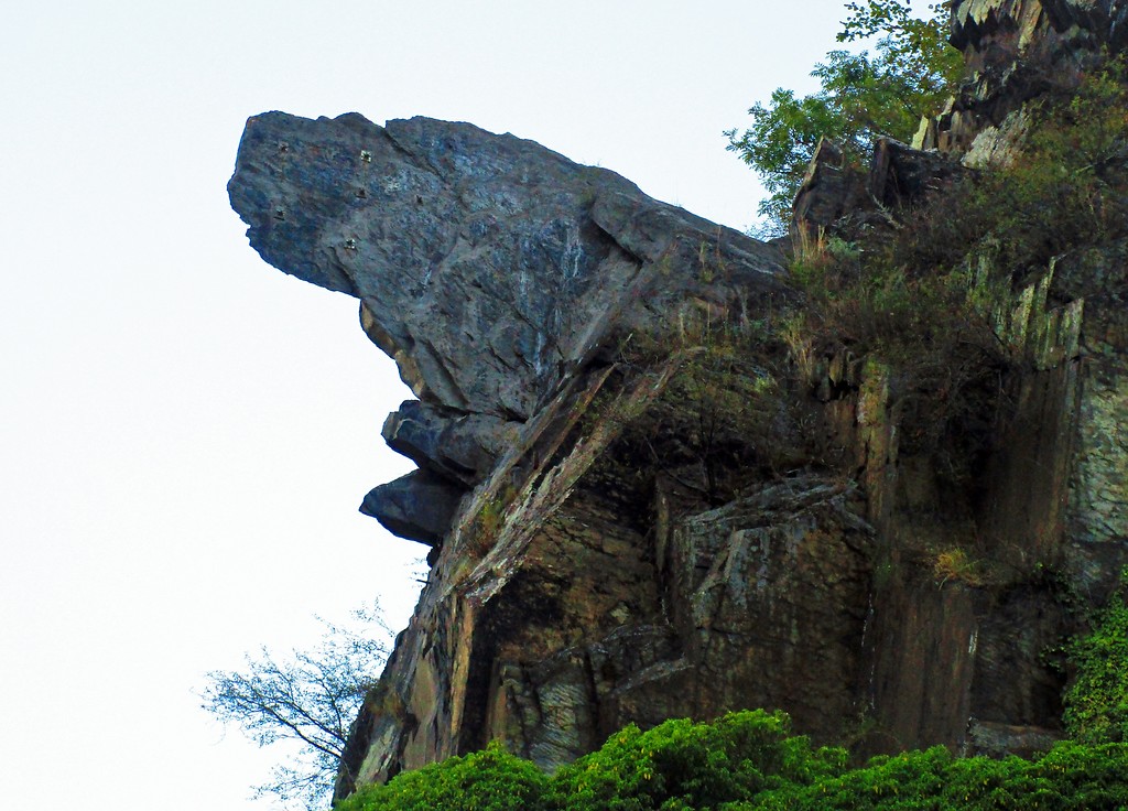 Der als Naturdenkmal geschützte Felsvorsprung "Bunte Kuh" über dem Ahrtal bei Bad Neuenahr-Ahrweiler-Walporzheim (2019).