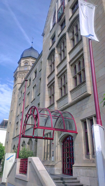 Eingangsbereich der ehemaligen Oberpostdirektion Koblenz am Friedrich-Ebert-Ring (2014)