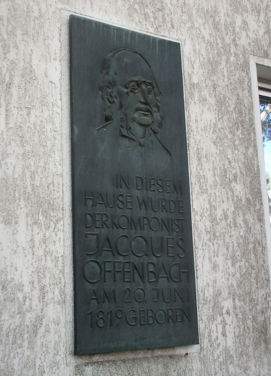 Gedenk- und Hinweistafel am Standort des 1870 abgerissenen Geburtshauses des Komponisten Jacques Offenbach in Köln, Großer Griechenmarkt 1 (2019)