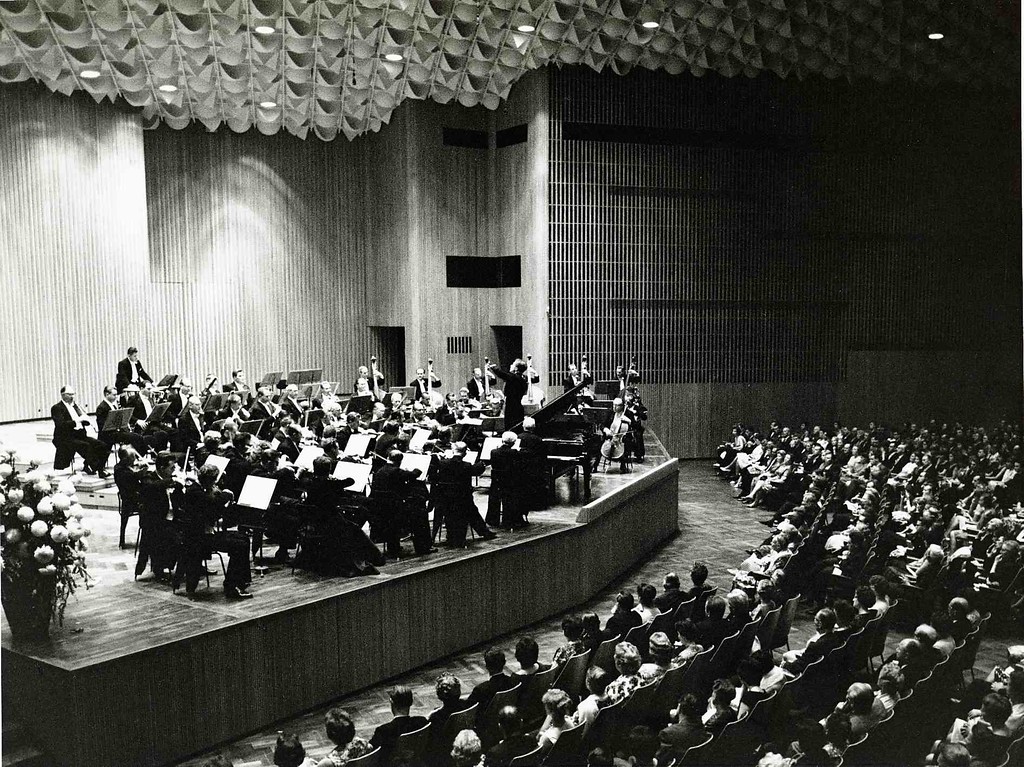 Orchesteraufführung in der Beethovenhalle Bonn (Aufnahme der 1960er Jahre).