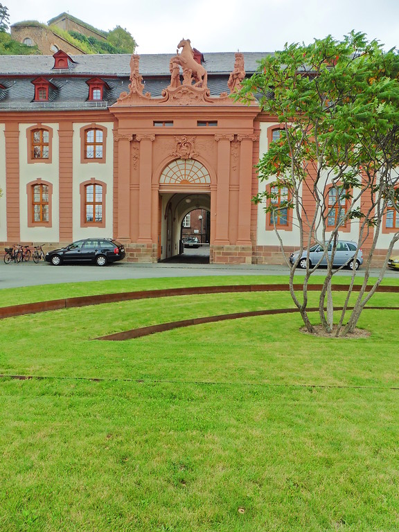 Eingangsportal des Marstall der früheren kurfürstlichen Residenz in Koblenz-Ehrenbreitstein (2014).