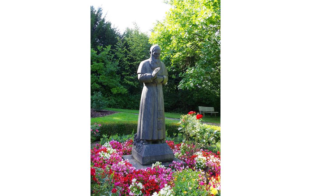 Figur des segnenden Paters Joseph Kentenich (1885-1968), Gründer der Internationalen Schönstatt-Bewegung bzw. der Schönstätter Schwesternschaft, im Garten des Weidtmanschen Schlösschens in Koblenz-Metternich (2014).