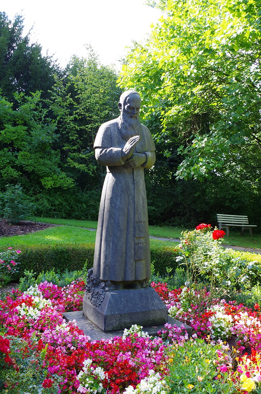 Figur des segnenden Paters Joseph Kentenich (1885-1968), Gründer der Internationalen Schönstatt-Bewegung bzw. der Schönstätter Schwesternschaft, im Garten des Weidtmanschen Schlösschens in Koblenz-Metternich (2014).