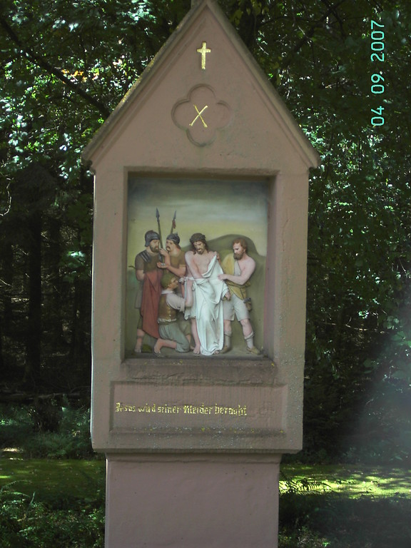Teilansicht der Station 10 "Jesus wird seiner Kleider beraubt" des Kreuzweges an der Heyerkapelle (Heyer-Kapelle) auf dem Heyerberg bei Borler (2007).