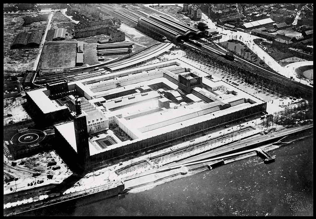 Historische Luftaufnahme von 1939: Das Messegelände in Köln-Deutz, auf dem sich während der NS-Zeit das "Messelager" befunden hatte. Rechts im Hintergrund der Bahnhof Deutz.