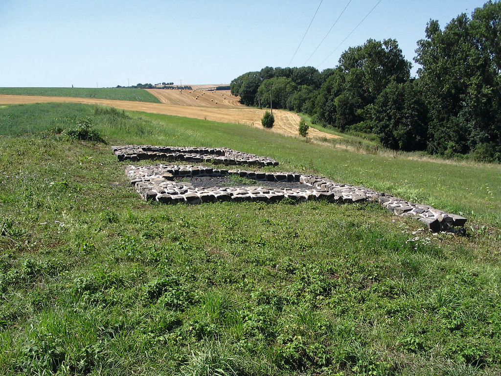 Die konservierten Fundamente des Nordtores des Römerkastells "Alteburg" bei Arnsburg, gesehen von Westen (2013)