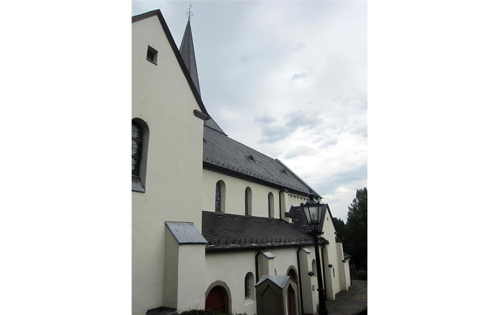 Südseite der katholischen Pfarrkirche Sankt Walburga in Bornheim-Walberberg (2013)