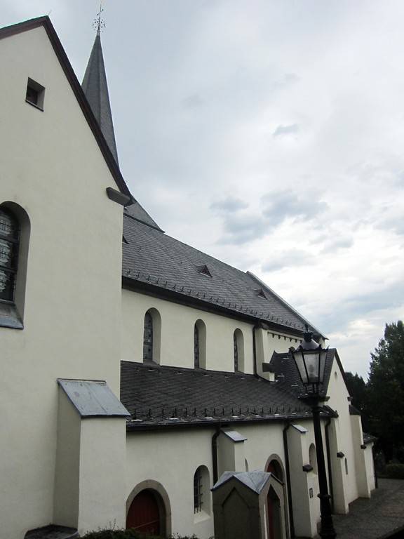 Südseite der katholischen Pfarrkirche Sankt Walburga in Bornheim-Walberberg (2013)
