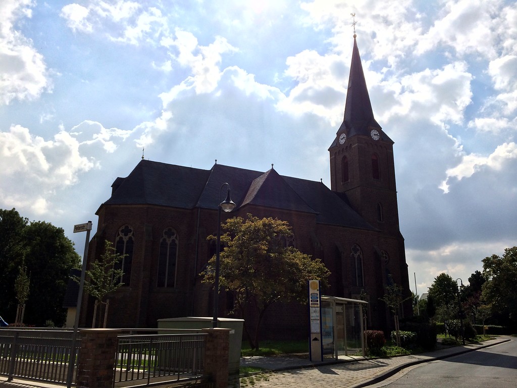 Die Sankt Peter und Paul Kirche in Kleinbüllesheim bei Euskirchen.