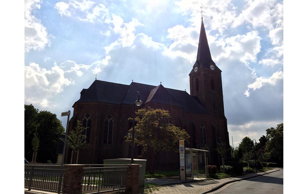 Die Sankt Peter und Paul Kirche in Kleinbüllesheim bei Euskirchen.