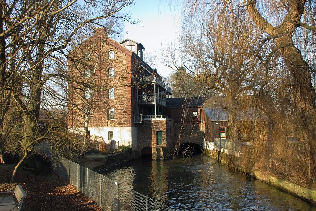 Mühlengraben und Gebäude der Eschmarer Mühle bei Troisdorf-Eschmar (2017).