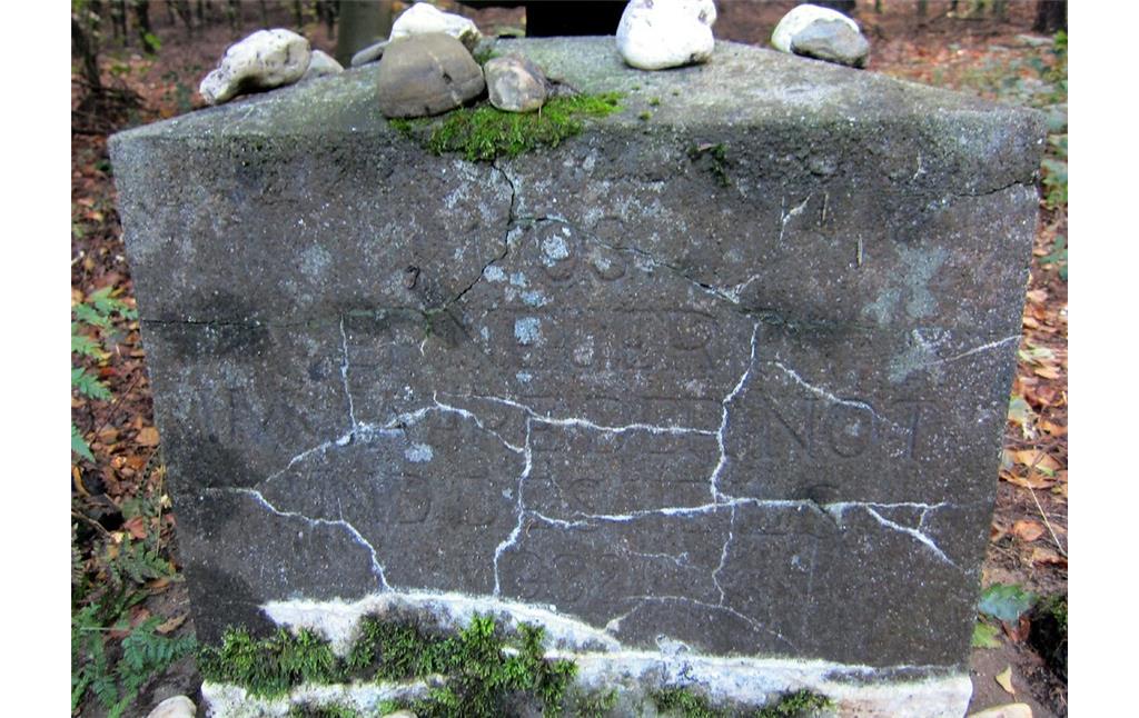 Wegkreuz "Stompe-Krüzge" bzw. "Stompe Krützge" am Eisenweg (2011), die Inschrift im steinernen Sockel