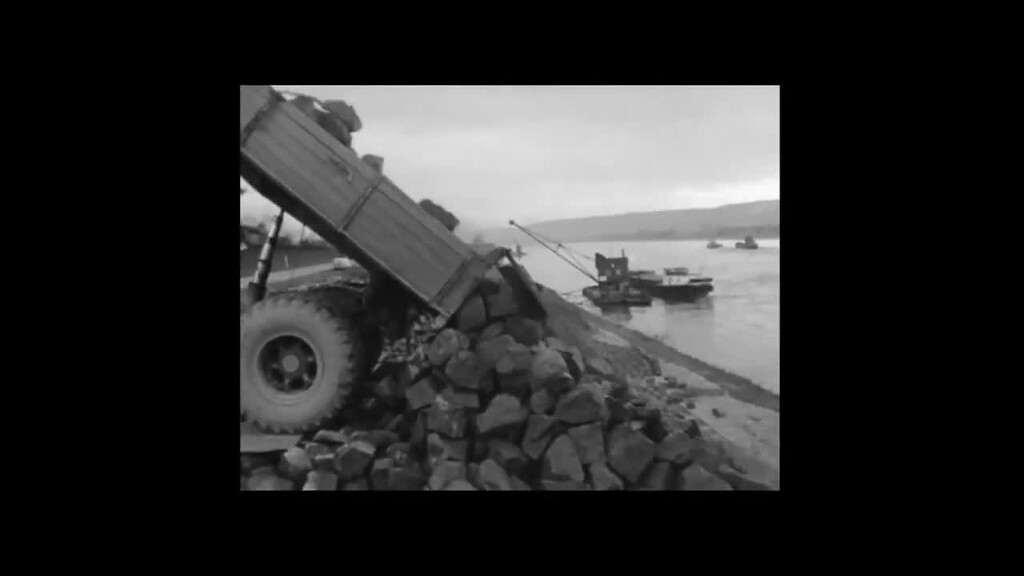 Videoausschnitt aus dem Film "Linzer Basaltindustrie" über die Verladung des Basaltsteins aus dem Dattenberger Basaltsteinbruch in Wallen am Rhein (1959)