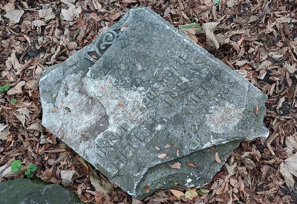 Liegender und teils zerstörter Grabstein auf dem Jüdischen Friedhof am Rosenhügel in Köln-Zündorf (2022), ehemals zur Grabstätte der Helene Tobias (?-1933) gehörend.