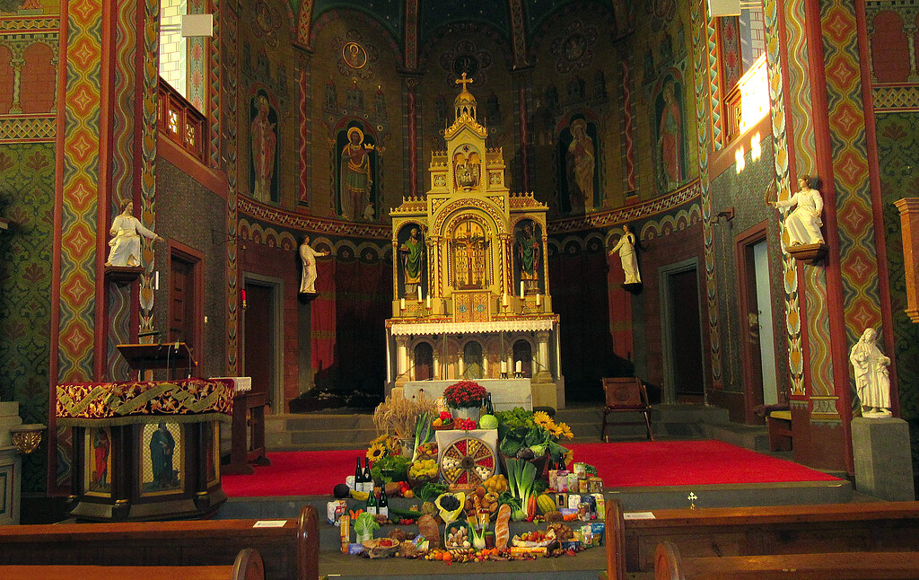 Katholische Filialkirche Sankt Martin in Valwig: Blick auf den Altarraum und Chor (2021)