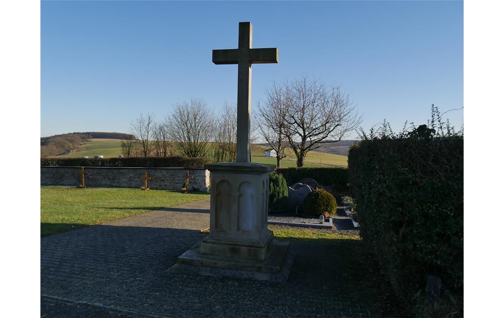 Vorderseite des zentralen Friedhofskreuzes des Friedhofs Dörrebach (2016)