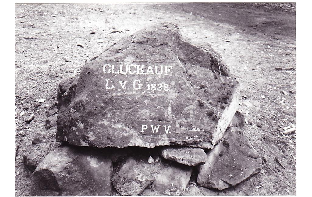 Ritterstein Nr. 10 "Glückauf L. v. G. 1838" bei der Eisenerzgrube St.-Anna-Stollen bei Nothweiler (1993)