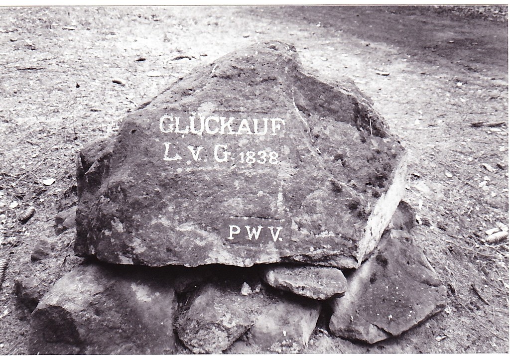 Ritterstein Nr. 10 "Glückauf L. v. G. 1838" bei der Eisenerzgrube St.-Anna-Stollen bei Nothweiler (1993)
